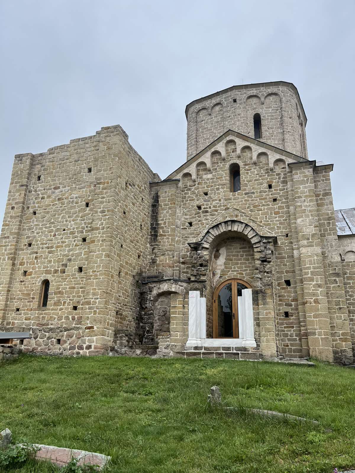 Đurđevi Stupovi, on the plateau north-west of the centre