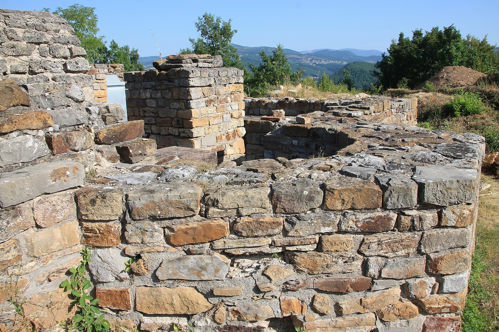 Resti di mura scavati nel sito di Stari Ras